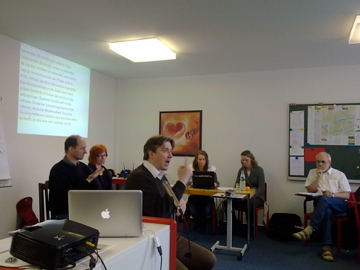 Thomas Worseck, der Seminarleiter mit Dolmetschern