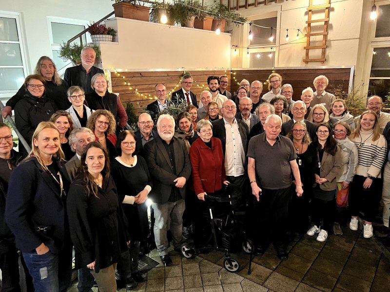 Gruppenfoto der Teilnehmer vom festlichen Abendessen
