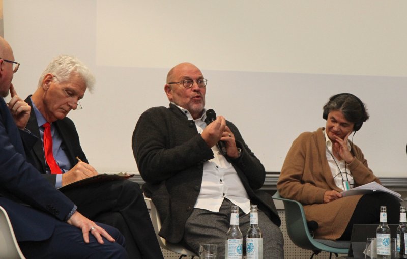 Prof. Dr. Ulrich Hase bei der Schlussrede der Sinnphonie